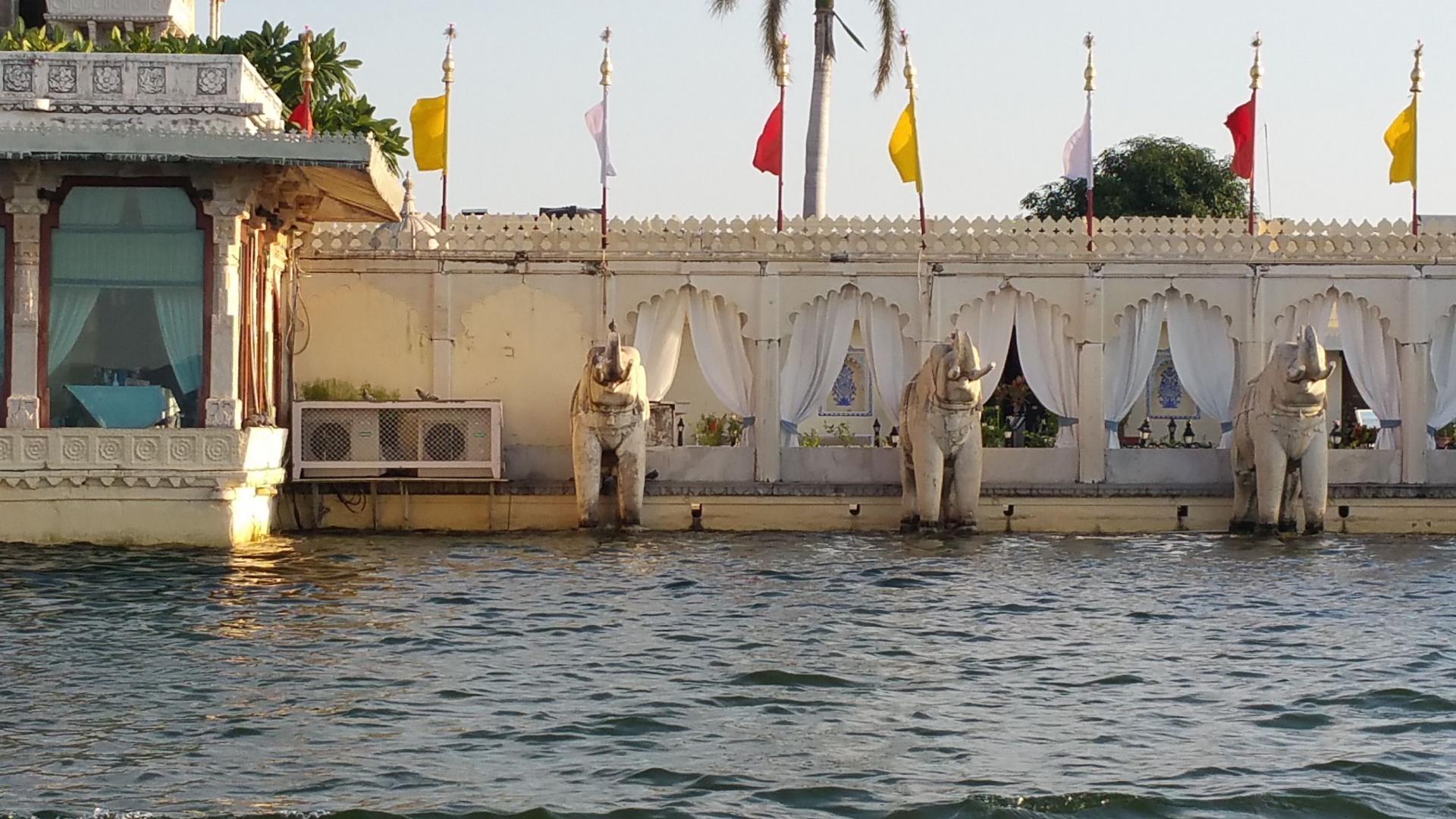 Isola lago pichola